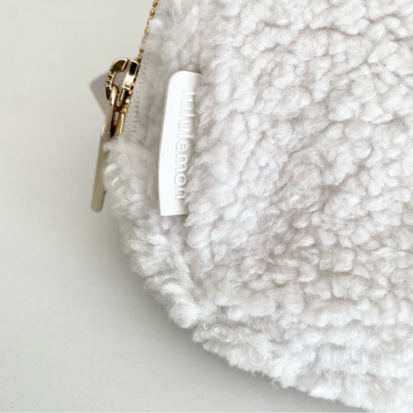 Lululemon Everywhere Belt Bag Fleece White & Gold NWT - Picture 3 of 11